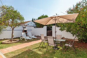 Outdoor dining - Holiday Home "Chalet Fuentes 4 with Shared Pool Family" with Shared Pool and Wi-Fi (Conil de la Frontera)