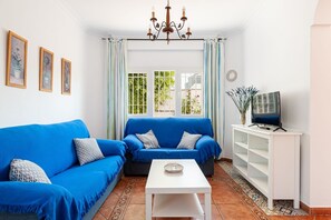 TV - Holiday Home "Chalet Fuentes 4 with Shared Pool Family" with Shared Pool and Wi-Fi (Conil de la Frontera)