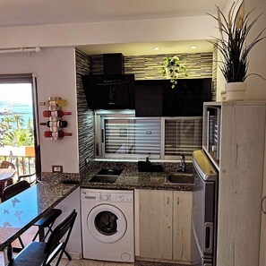 Réfrigérateur, micro-ondes, plaque de cuisson, lave-vaisselle