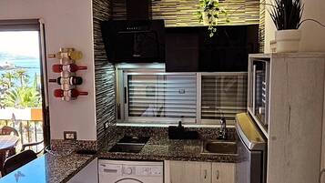 Cafetière/bouilloire, réfrigérateur, micro-ondes, plaque de cuisson
