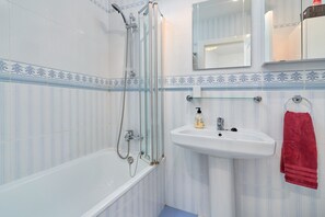 Badewanne, Haartrockner, Handtücher