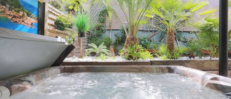 Outdoor spa tub