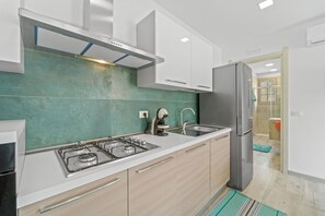 ثلاجة، فرن، موقد طهي مسطح، غسالة أطباق