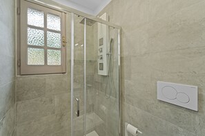 Shower, hair dryer, towels - Holiday Home 'Ikigai' with Mountain View, Garden & Wi-Fi (Buggerru)