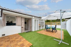 Outdoor dining - Holiday Home 'Ikigai' with Mountain View, Garden & Wi-Fi (Buggerru)