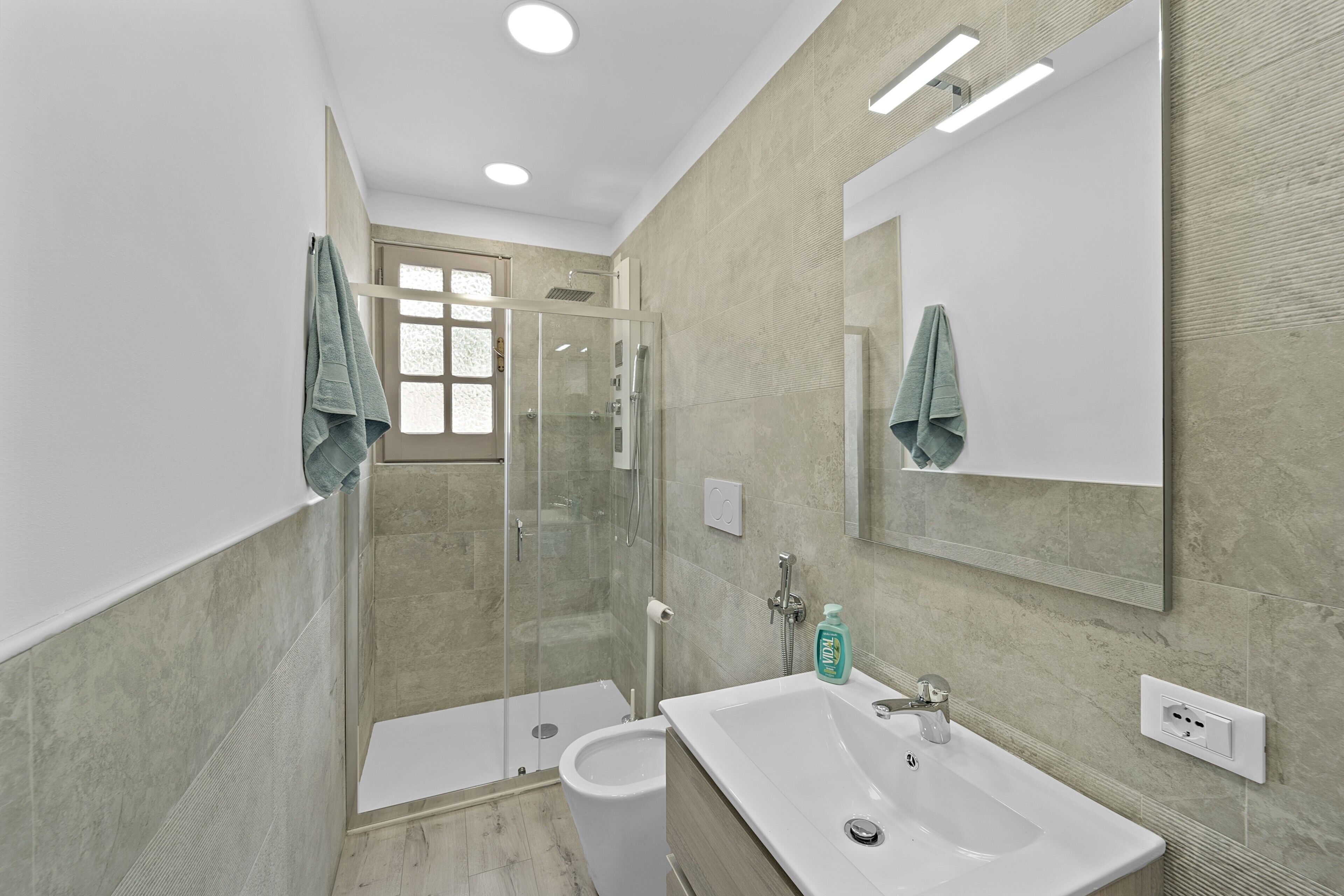 Regadera, secadora de cabello, toallas 