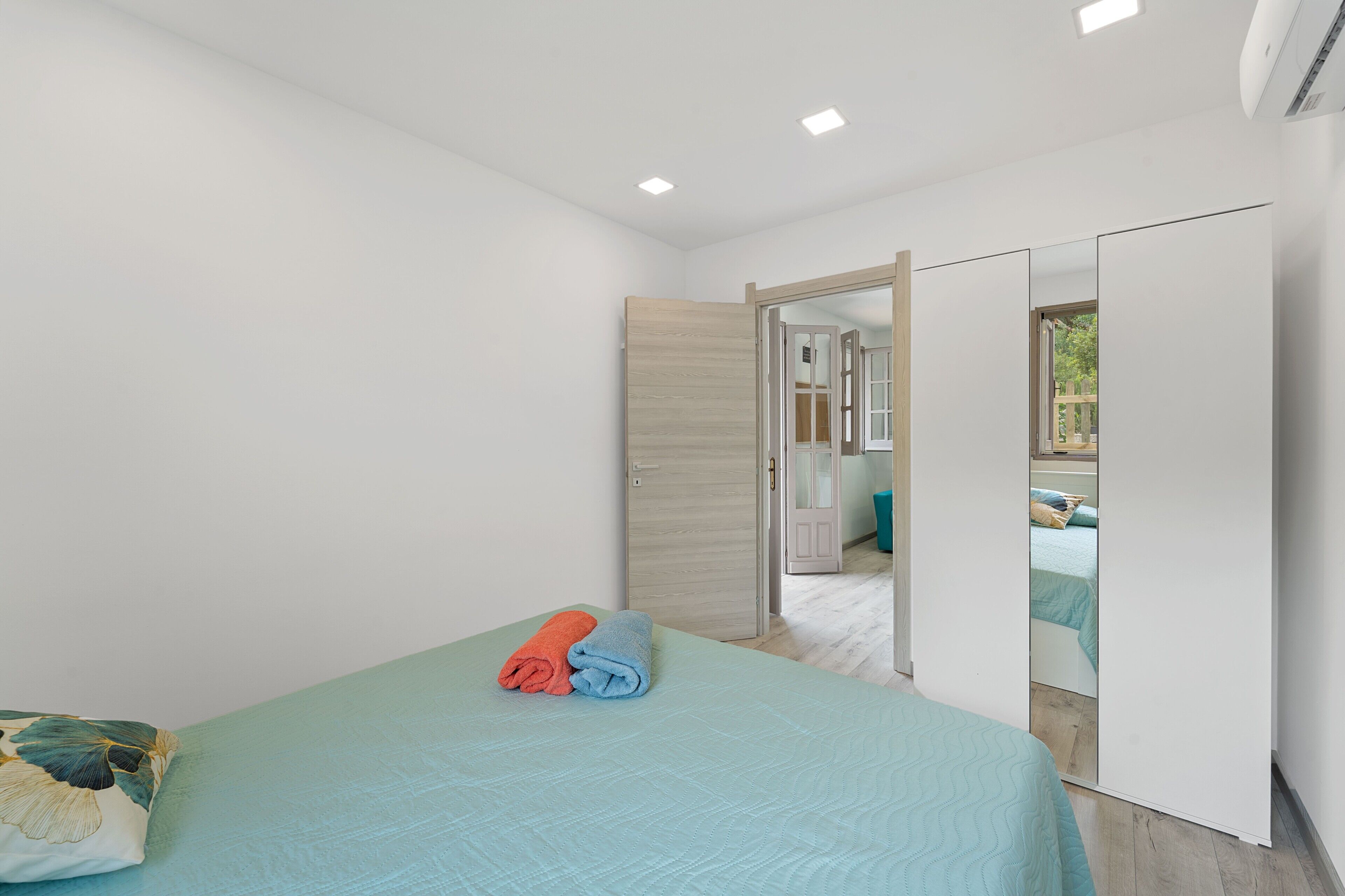 1 habitación, tabla de planchar con plancha, wifi gratis y ropa de cama 