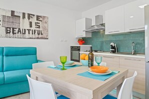 Fridge, oven, stovetop, dishwasher - Holiday Home 'Ikigai' with Mountain View, Garden & Wi-Fi (Buggerru)