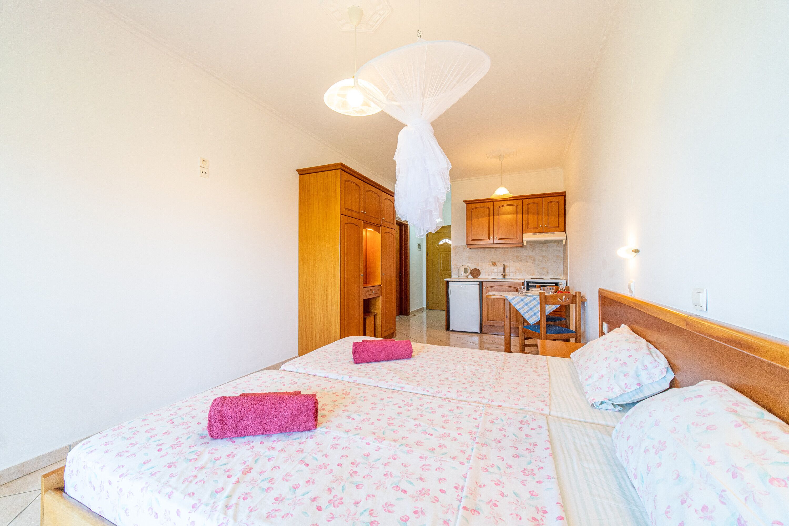 1 slaapkamer, een strijkplank/strijkijzer, gratis wifi, beddengoed