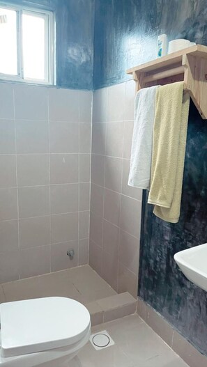 Standard Room | Bathroom | Shower, rainfall showerhead, free toiletries, slippers