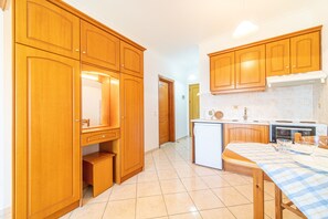 Fridge, oven, stovetop, electric kettle - Apartment "Giannis 2"' with Shared Garden, Private Balcony & Wi-Fi (Kerkyra)