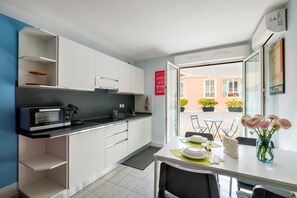 Réfrigérateur, micro-ondes, plaque de cuisson, lave-vaisselle