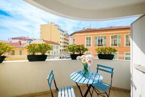 Outdoor dining - Holiday Apartment "Bilocale A Nizza" with Private Terrace, Balcony & Wi-Fi (Nice)