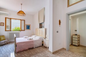 1 habitación, tabla de planchar con plancha y ropa de cama