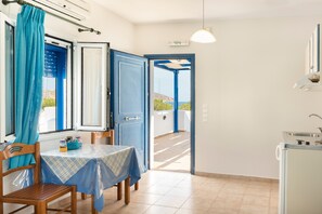 Fridge, stovetop, high chair, cookware/dishes/utensils - Studio Apartment 'Studios Ninemia Serifos 5' with Sea View, Wi-Fi and Air Conditioning (Livadi)