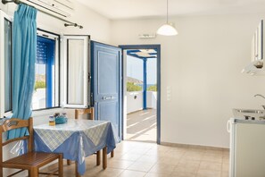 Kühlschrank, Herdplatte, Hochstuhl, Kochgeschirr/Geschirr/Besteck