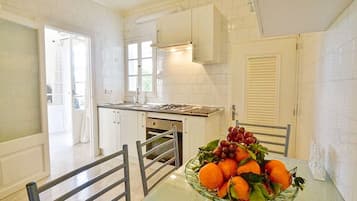 Een koelkast, een magnetron, een oven, een kookplaat