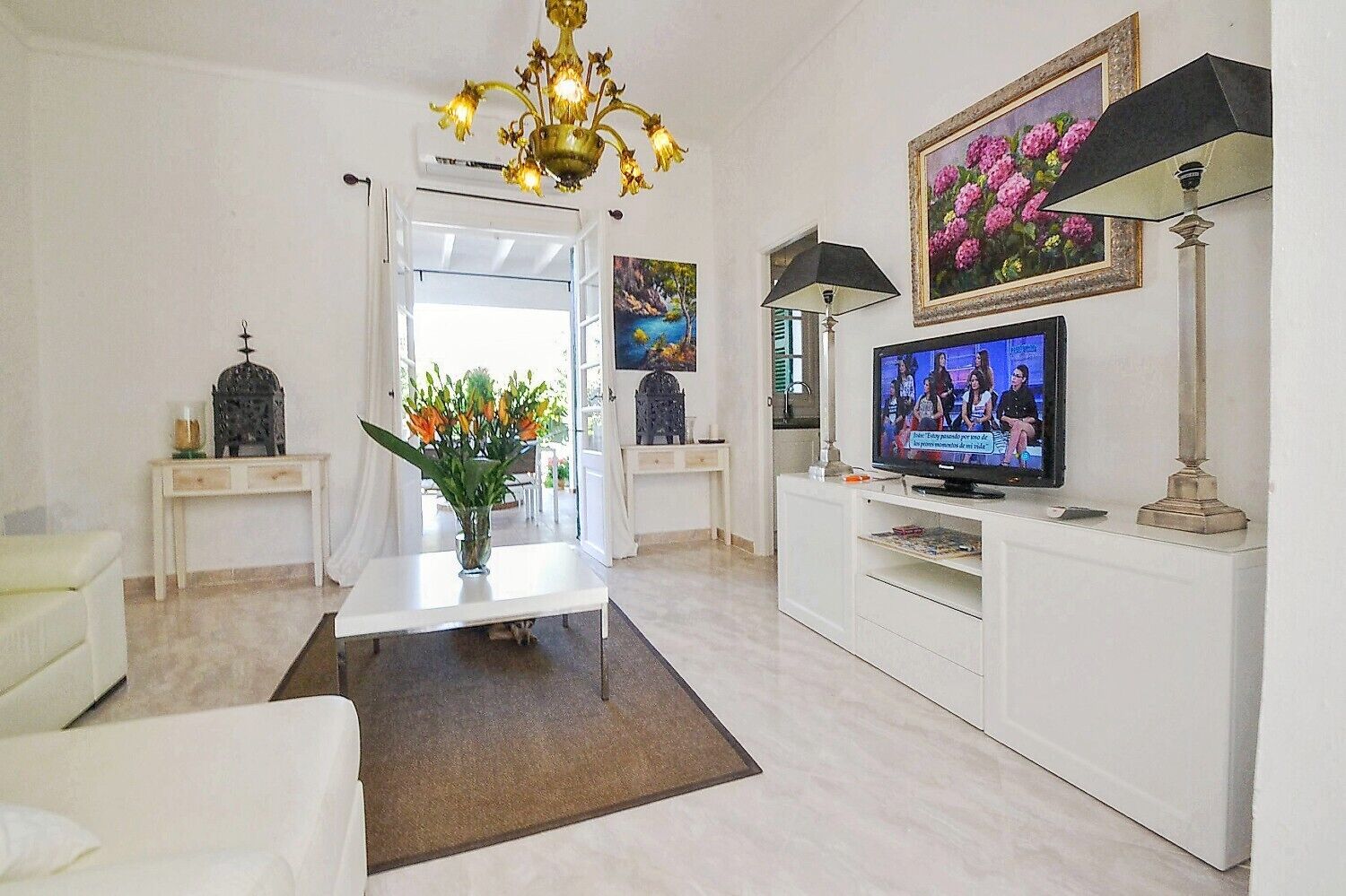 Een televisie en een open haard