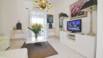 Een televisie en een open haard