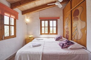 3 makuuhuonetta, silitysrauta/-lauta, ilmainen Wi-Fi, vuodevaatteet