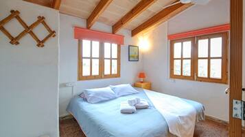 3 bedrooms, desk, iron/ironing board, free WiFi