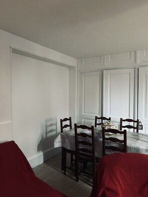 Dining - Apartment "Avec Terrasse Privative" with Wi-Fi (Celles-sur-Plaine)