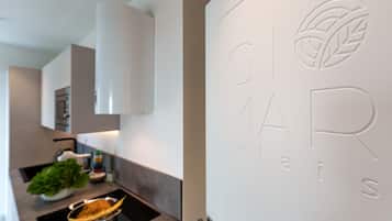 Réfrigérateur, micro-ondes, four, plaque de cuisson