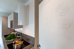 Fridge, microwave, oven, stovetop - Apartment 'Gio Mar Blu' with Sea View, Wi-Fi and Air Conditioning (Piano di Sorrento)