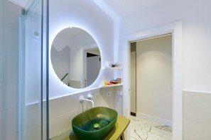Een douche, een haardroger, handdoeken