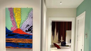 A hallway with a modern art piece, a bed with a striped curtain, and a marble floor. - Apartment 'Gio Mar Green' with Mountain View, Wi-Fi and Air Conditioning (Piano di Sorrento)