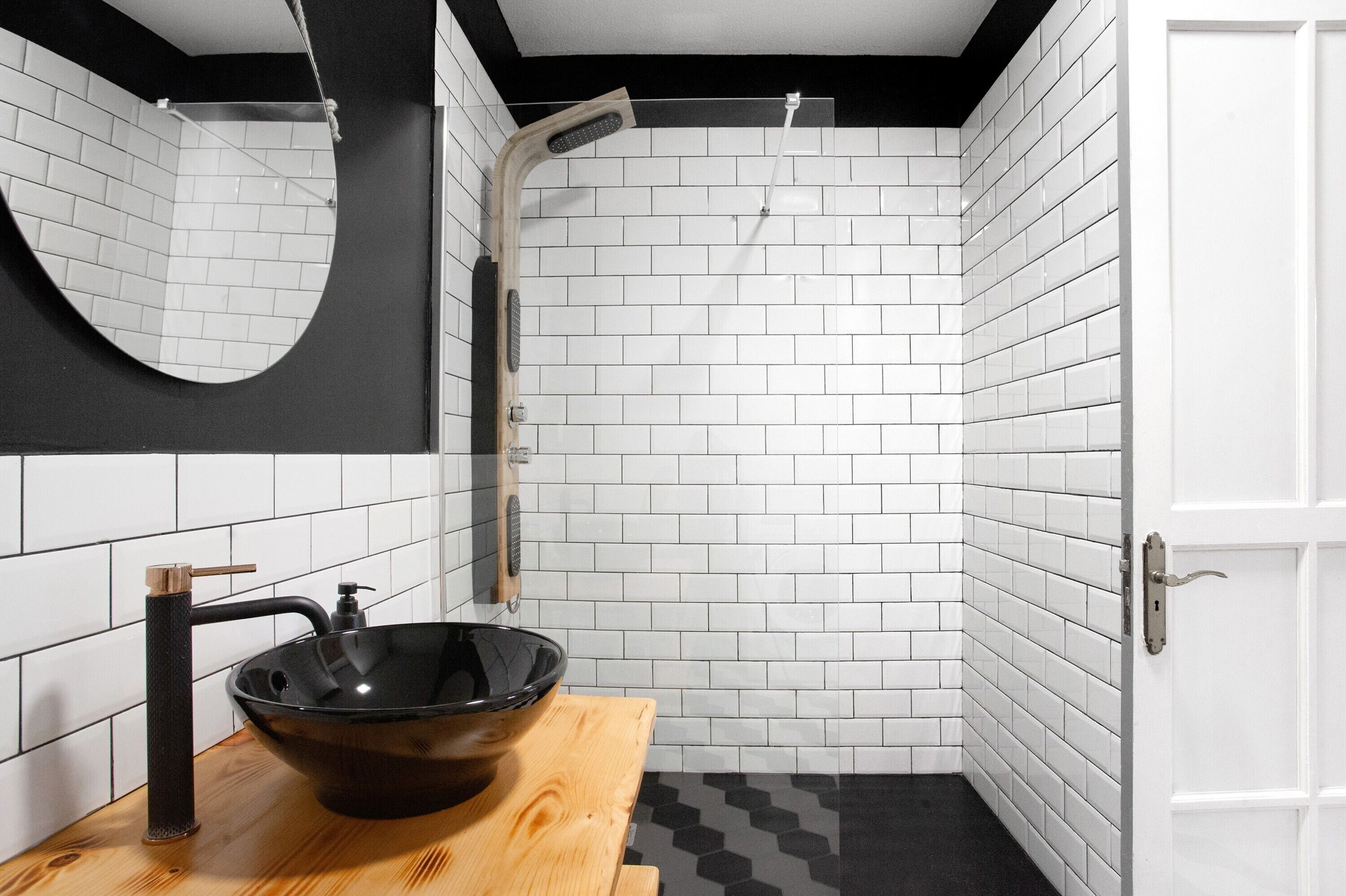 Ducha, secador de pelo y toallas