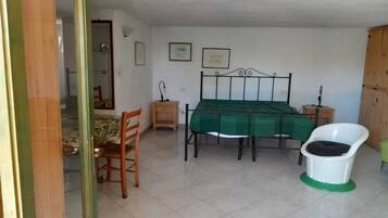 1 bedroom, bed sheets