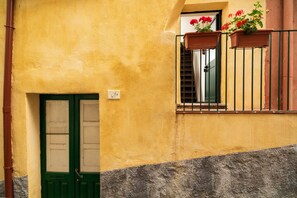 Exterior detail - Holiday Home 'Casetta Ebraica' with Mountain View, Balcony and Wi-Fi (Castiglione di Sicilia)
