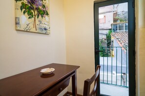 Interior - Holiday Home 'Casetta Ebraica' with Mountain View, Balcony and Wi-Fi (Castiglione di Sicilia)