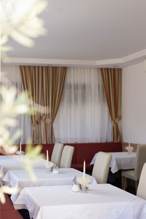 Dining - Apartment "Kleon 4" with Mountain View, Shared Pool and Wi-Fi (Riffian)