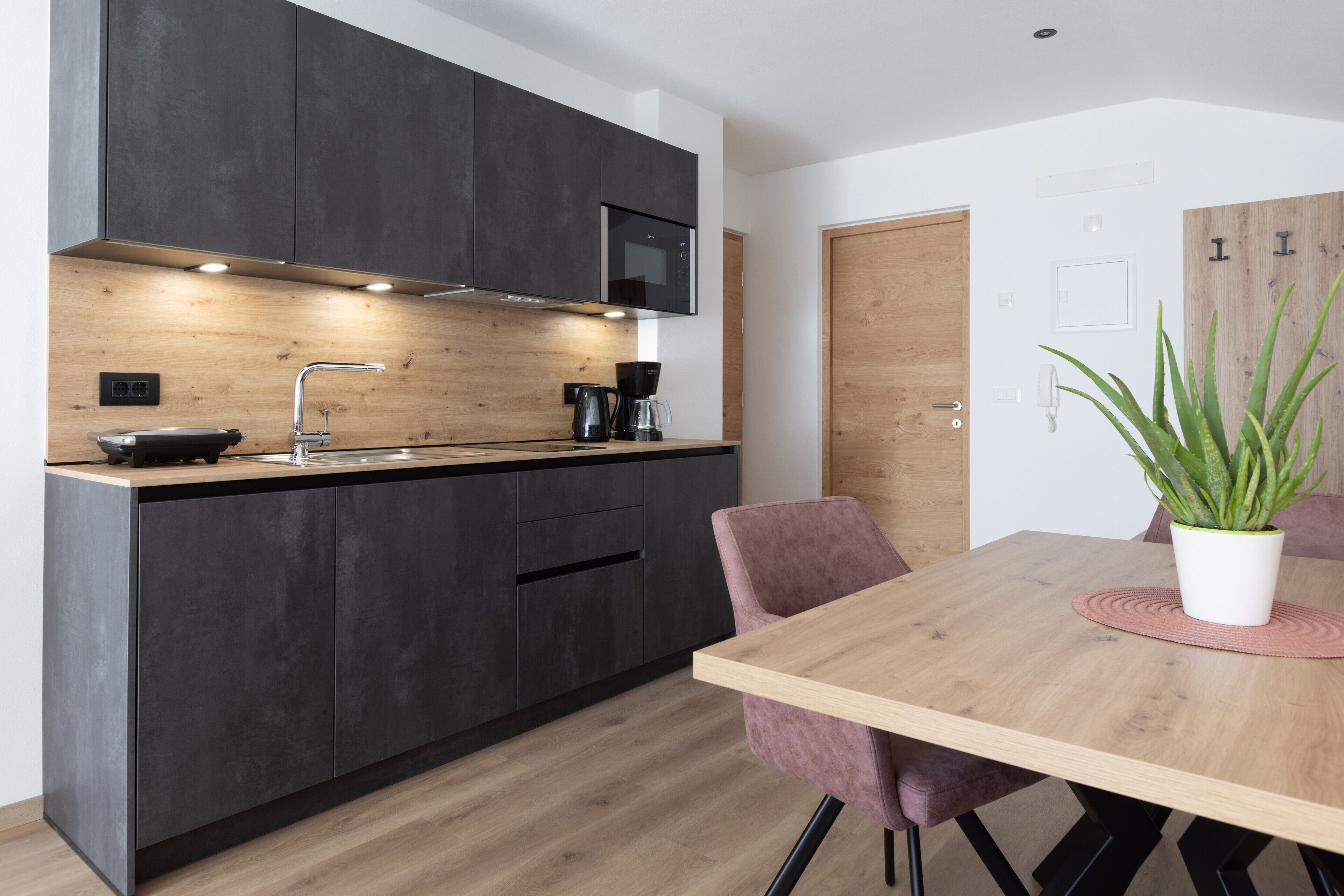 Frigorifero, microonde, piano cottura, lavastoviglie