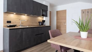 Frigorifero, microonde, piano cottura, lavastoviglie