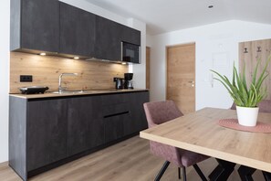 Kühlschrank, Mikrowelle, Herdplatte, Geschirrspüler