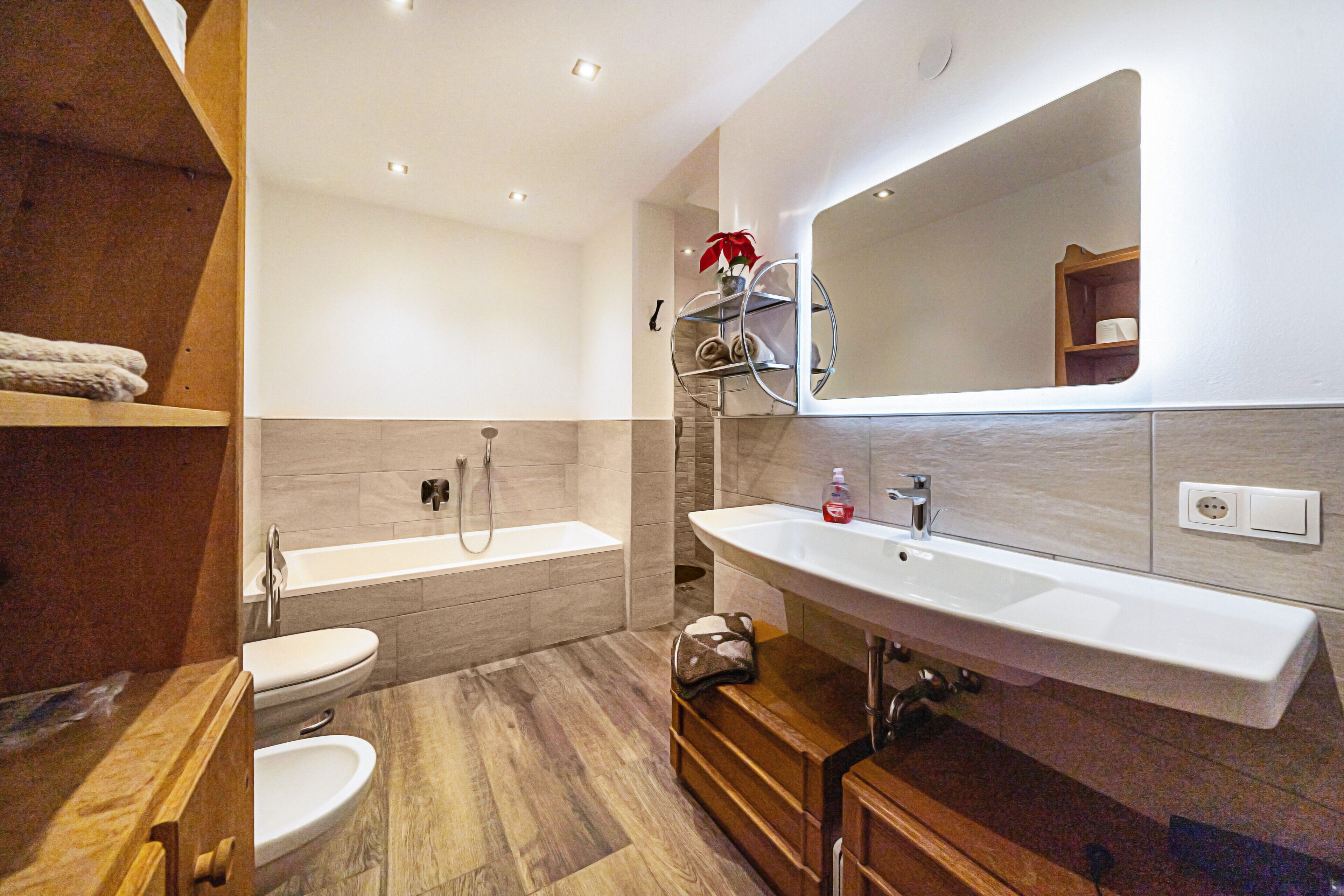 Badewanne, Haartrockner, Handtücher