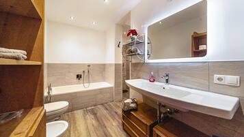 Badewanne, Haartrockner, Handtücher