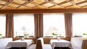 A dining area with wooden booths, white tablecloths, and a wooden ceiling. - Apartment "Kleon 2" with Mountain View, Shared Pool and Wi-Fi (Riffian)