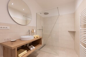 Shower, hair dryer, towels - Apartment "Kleon 2" with Mountain View, Shared Pool & Wi-Fi (Riffian)