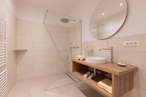 Dusche, Haartrockner, Handtücher