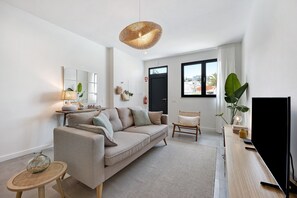 TV - Holiday Home 'Casa Helena' with Private Terrace, Wi-Fi and Air Conditioning (Ferragudo)