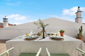 Outdoor dining - Holiday Home 'Casa Helena' with Private Terrace, Wi-Fi and Air Conditioning (Ferragudo)