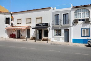 Exterior - Holiday Home 'Casa Helena' with Private Terrace, Wi-Fi and Air Conditioning (Ferragudo)