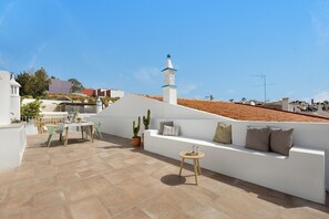 Outdoor dining - Holiday Home 'Casa Helena' with Private Terrace, Wi-Fi and Air Conditioning (Ferragudo)