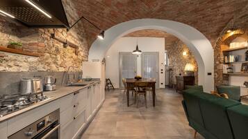 Een koelkast, een oven, een kookplaat, een vaatwasser