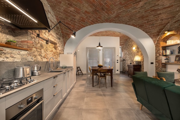 Réfrigérateur, four, plaque de cuisson, lave-vaisselle