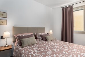2 bedrooms, iron/ironing board, free WiFi, bed sheets - Casa Masoni: design apartment with Wi-fi and air conditioning. (Colle  val d'Elsa)